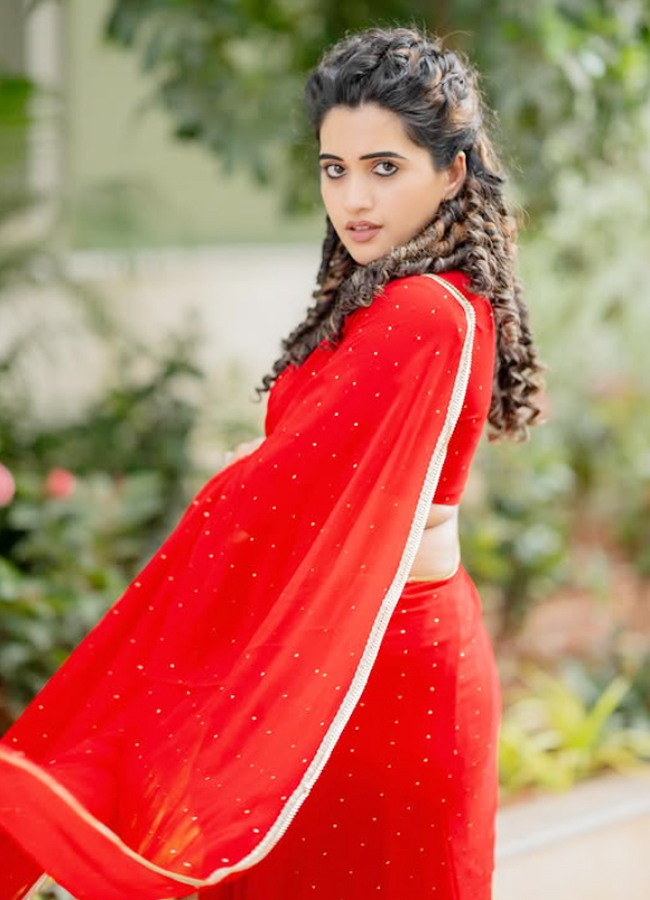 Sravanthi Stunning Red Saree Looks Goes Viral3