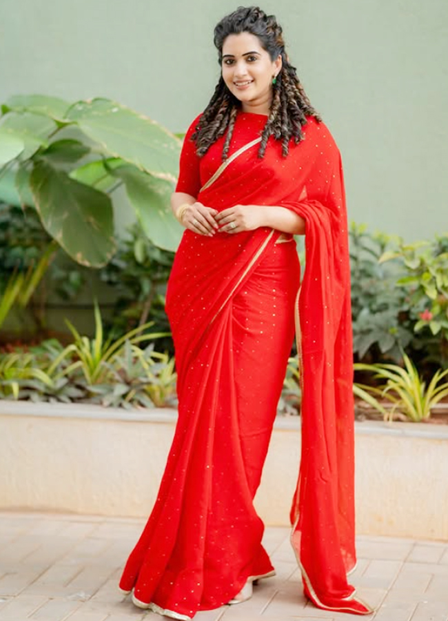 Sravanthi Stunning Red Saree Looks Goes Viral5