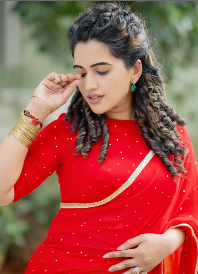 Sravanthi Stunning Red Saree Looks Goes Viral6