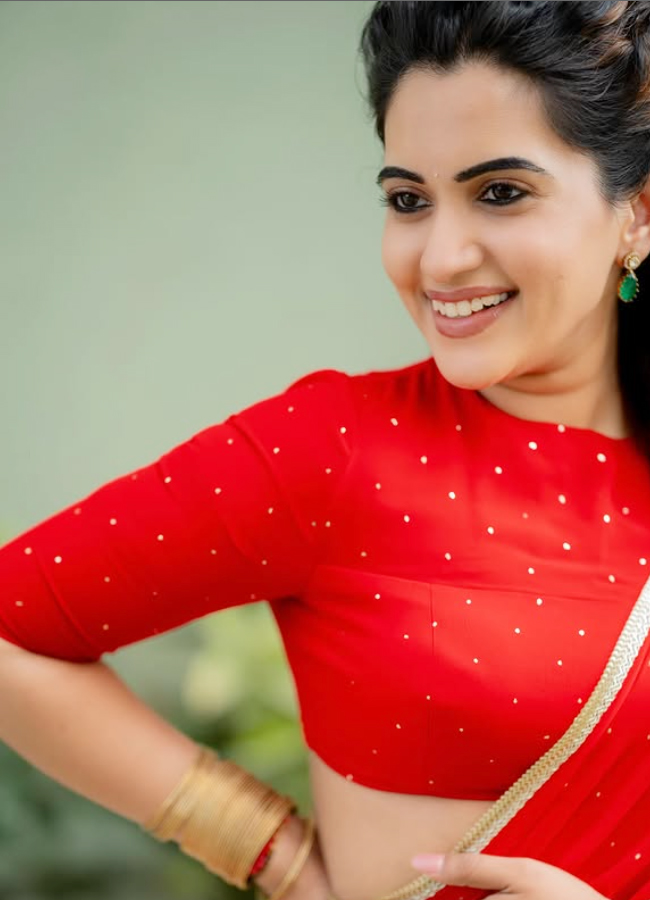 Sravanthi Stunning Red Saree Looks Goes Viral8