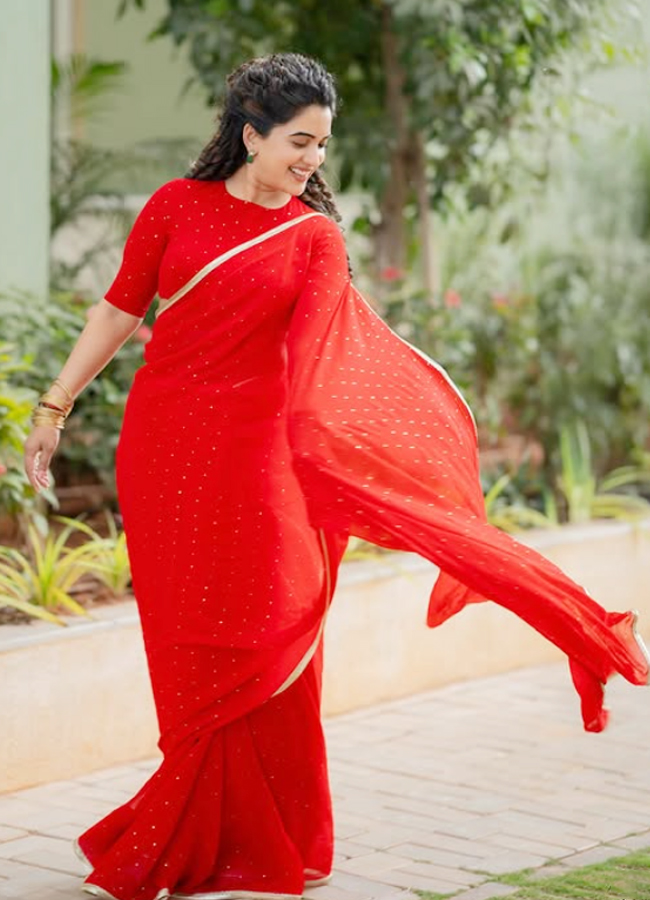 Sravanthi Stunning Red Saree Looks Goes Viral9