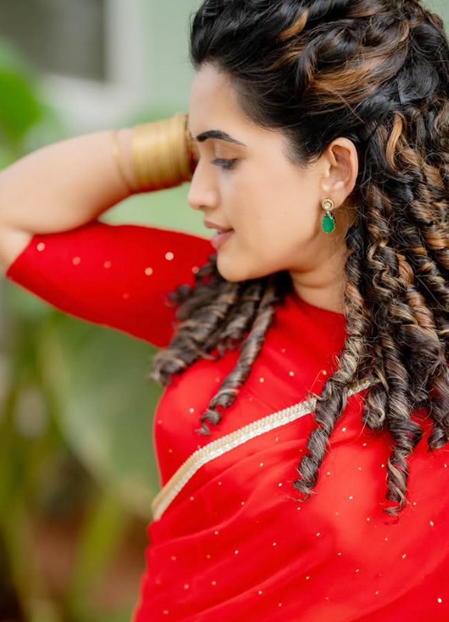 Sravanthi Stunning Red Saree Looks Goes Viral10