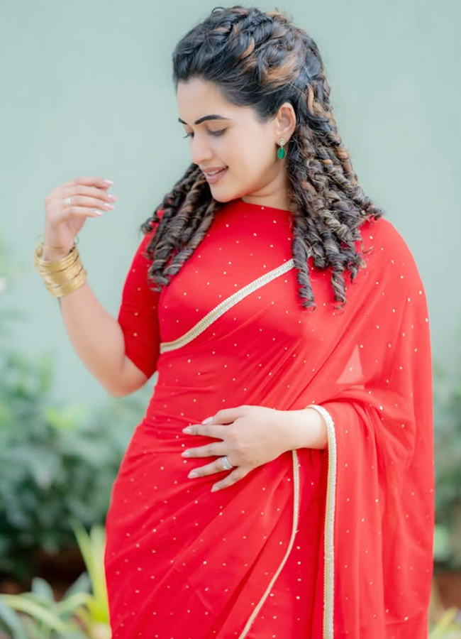 Sravanthi Stunning Red Saree Looks Goes Viral7