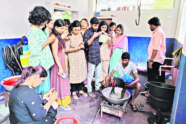 పోచంపల్లిలో ‘నిఫ్ట్‌’ విద్యార్థుల సందడి1