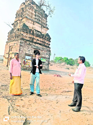 కోటగుళ్లను సందర్శించిన బ్రిటన్‌ దేశస్తుడు1