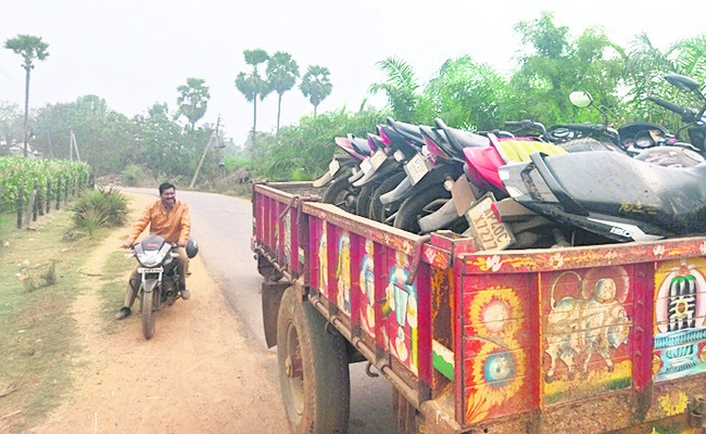 భారీ కోడిపందేల శిబిరంపై దాడి 1