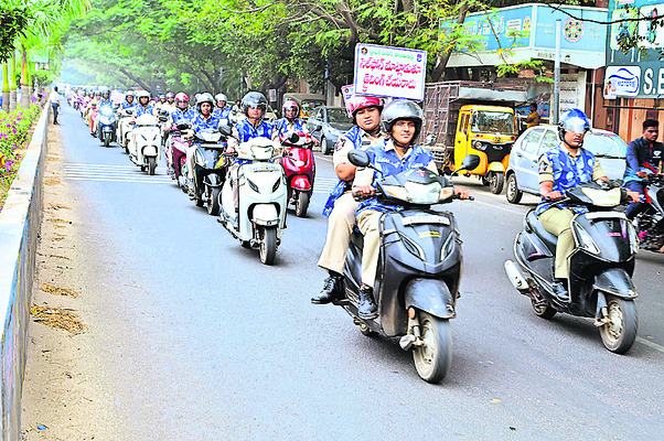 హెల్మెట్‌ భారం కాదు.. బాధ్యత 1