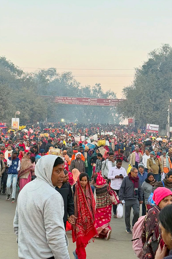 Anchor Lasya Manjunath take holy dip at the Mahakumbh 2025 Photos4