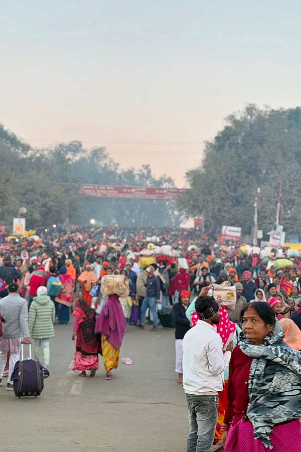 Anchor Lasya Manjunath take holy dip at the Mahakumbh 2025 Photos9