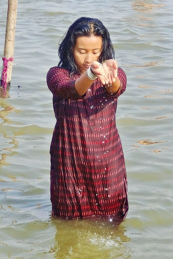 Milind Soman takes holy dip with wife Ankita Konwar at Maha Kumbh Mela Photos2