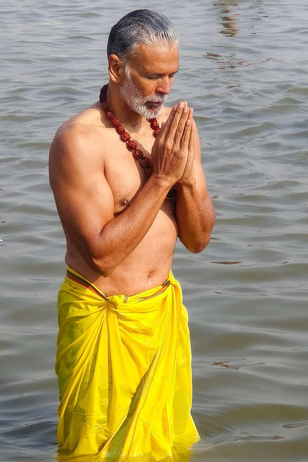 Milind Soman takes holy dip with wife Ankita Konwar at Maha Kumbh Mela Photos4