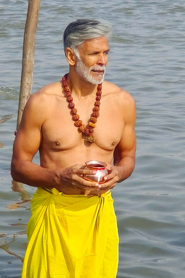 Milind Soman takes holy dip with wife Ankita Konwar at Maha Kumbh Mela Photos9