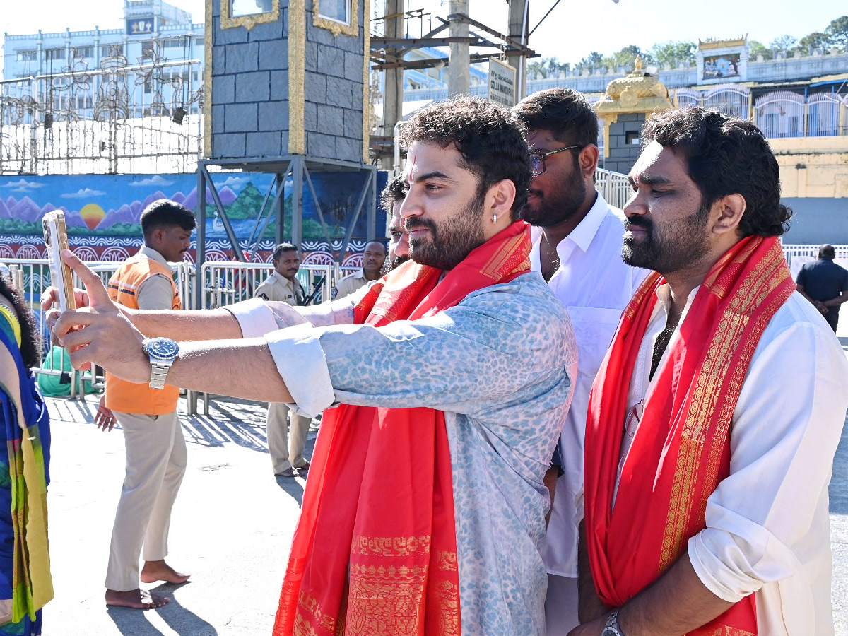 Tollywood Actor Vishwak Sen Visits Tirumala Temple Photos3