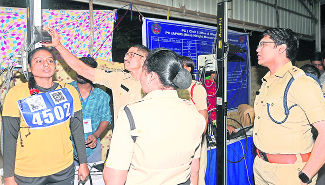 అభ్యర్ధి ఎత్తు కొలతలను పరిశీలిస్తున్న ఎస్పీ2