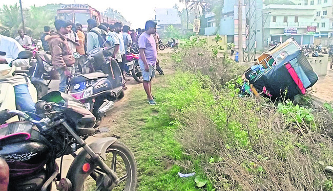 ఆటో బోల్తా.. ఐదుగురికి గాయాలు 1