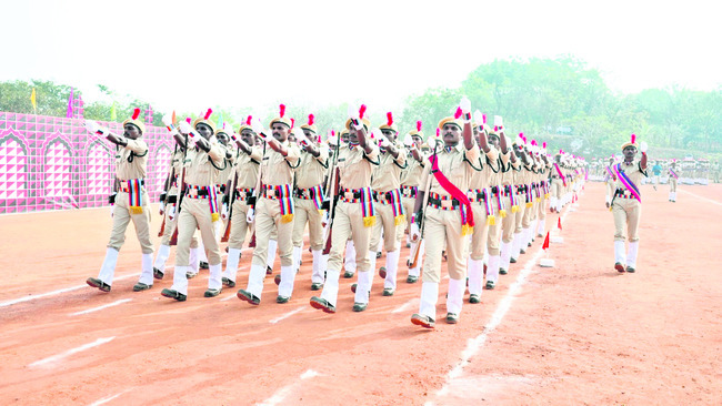 పోలీసు వ్యవస్థకు వన్నె తీసుకురావాలి1