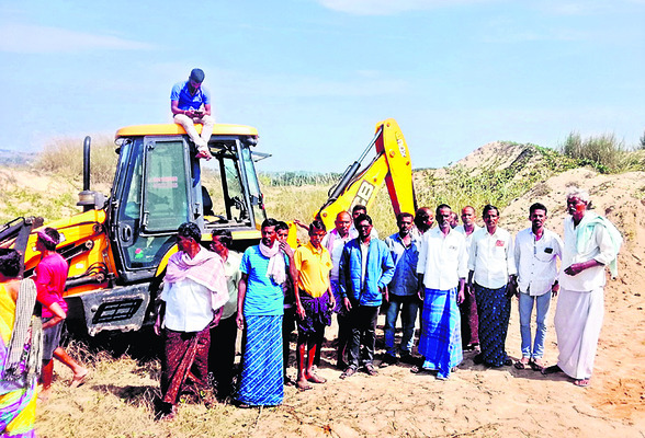 ఇసుక నిల్వలపై దొంగలు పడ్డారు! 1