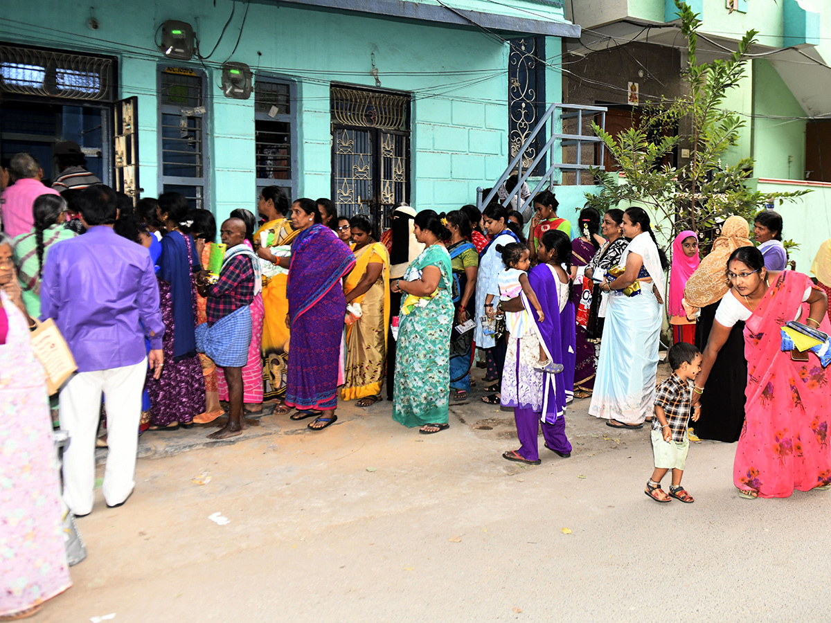 Jagan Undi Unte: AP People Suffer With Ration In Kutami Prabhutvam Photos10