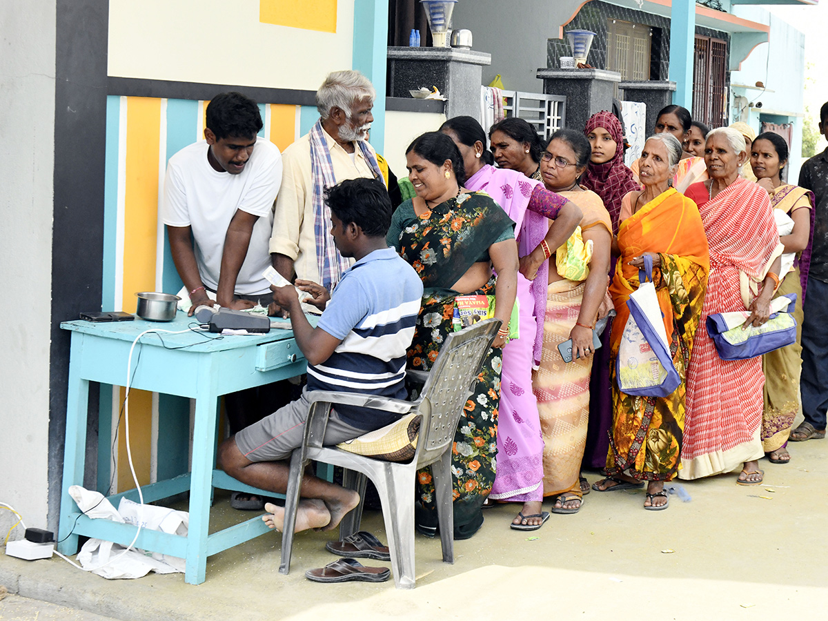 Jagan Undi Unte: AP People Suffer With Ration In Kutami Prabhutvam Photos13