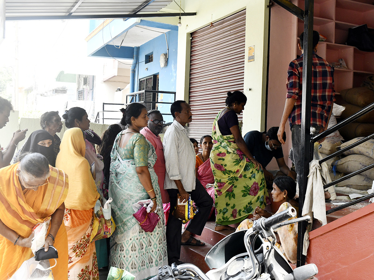 Jagan Undi Unte: AP People Suffer With Ration In Kutami Prabhutvam Photos16