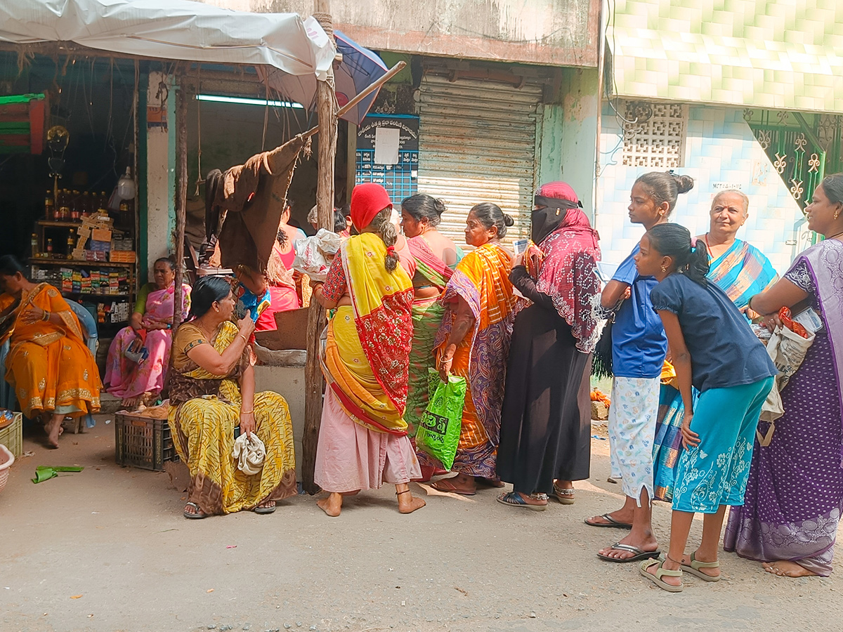 Jagan Undi Unte: AP People Suffer With Ration In Kutami Prabhutvam Photos5