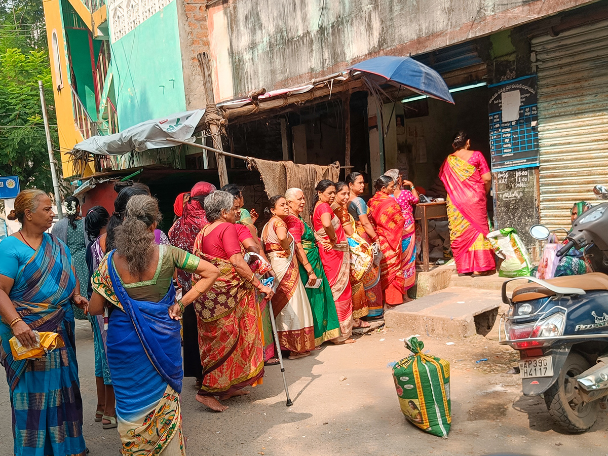 Jagan Undi Unte: AP People Suffer With Ration In Kutami Prabhutvam Photos6