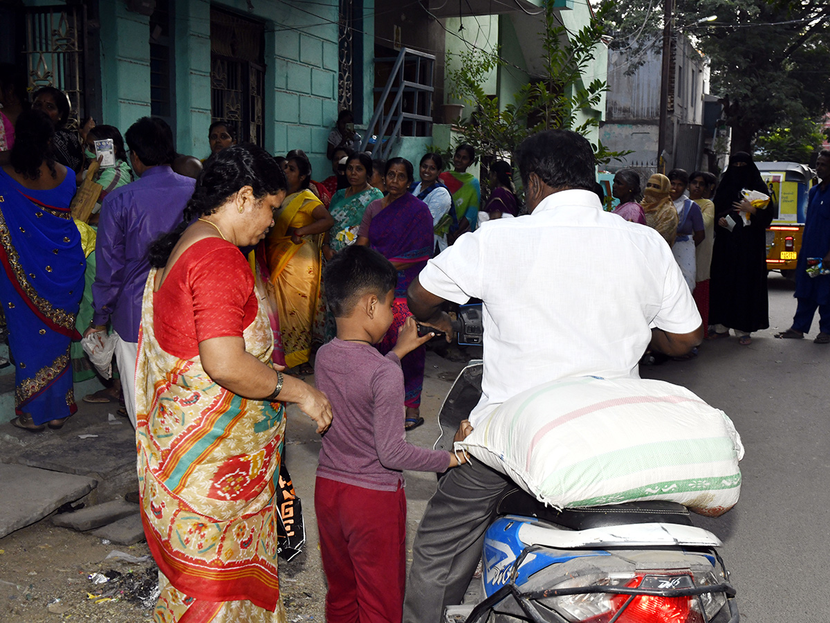 Jagan Undi Unte: AP People Suffer With Ration In Kutami Prabhutvam Photos8