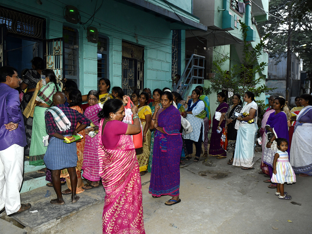 Jagan Undi Unte: AP People Suffer With Ration In Kutami Prabhutvam Photos9