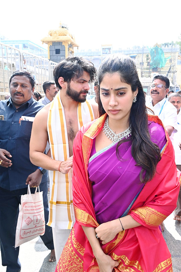 Janhvi Kapoor offers prayers at Tirupati temple with boyfriend Shikhar Pahariya: Photos2