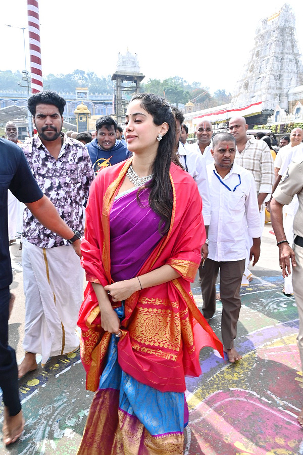 Janhvi Kapoor offers prayers at Tirupati temple with boyfriend Shikhar Pahariya: Photos11