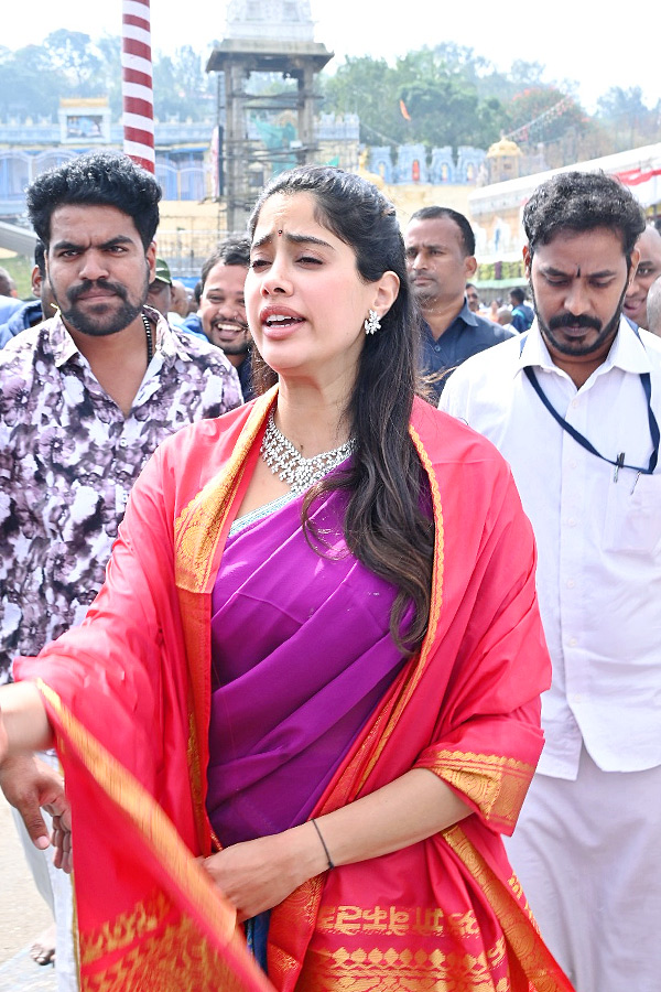 Janhvi Kapoor offers prayers at Tirupati temple with boyfriend Shikhar Pahariya: Photos12