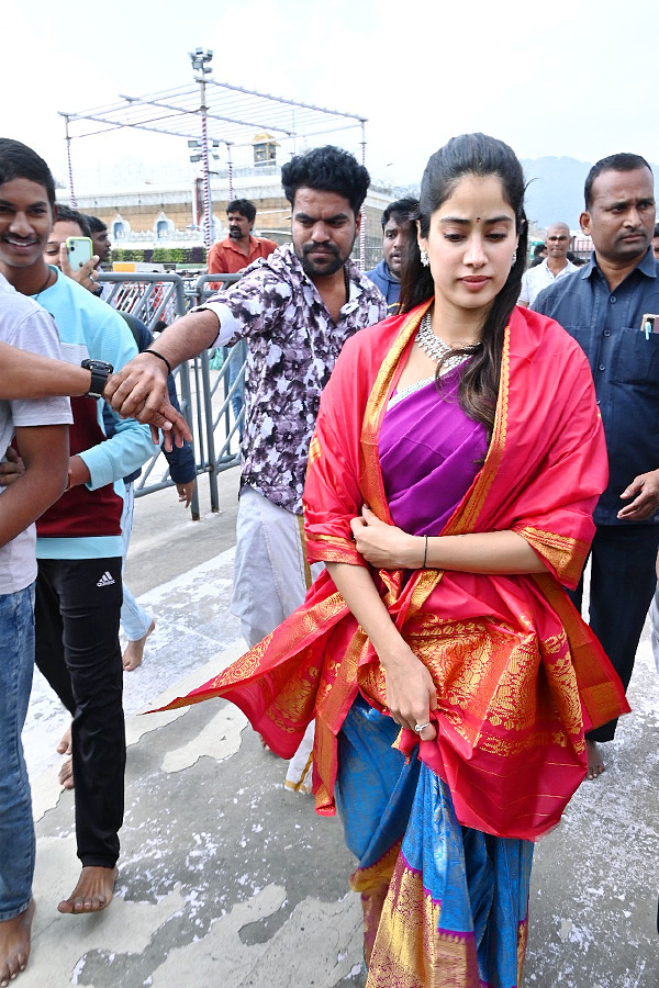 Janhvi Kapoor offers prayers at Tirupati temple with boyfriend Shikhar Pahariya: Photos13