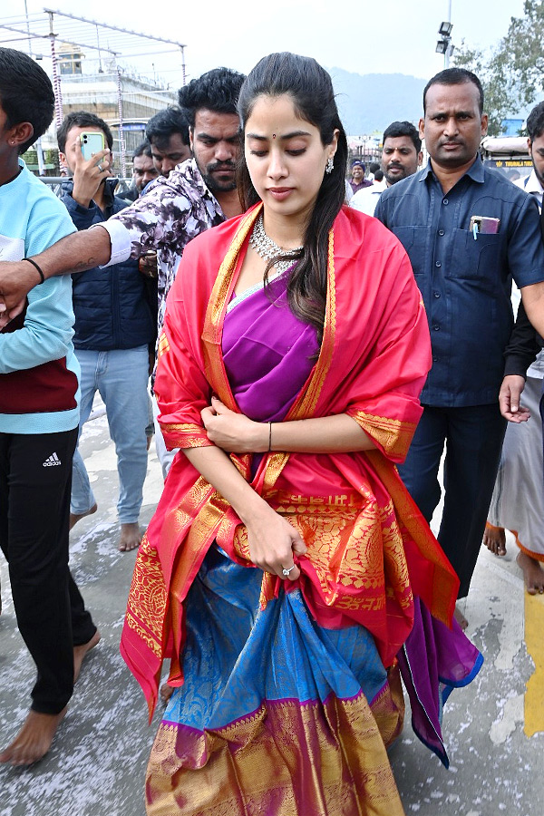 Janhvi Kapoor offers prayers at Tirupati temple with boyfriend Shikhar Pahariya: Photos14