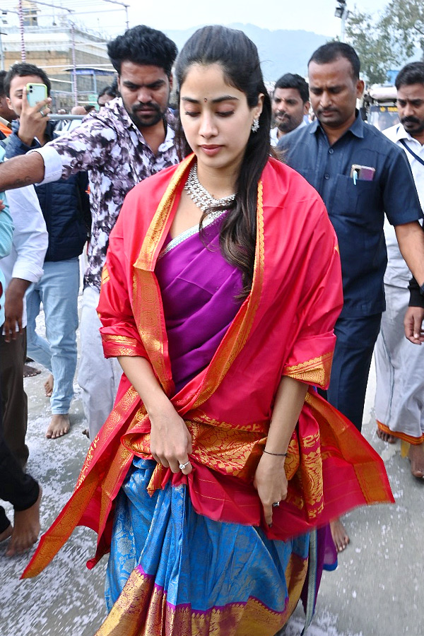 Janhvi Kapoor offers prayers at Tirupati temple with boyfriend Shikhar Pahariya: Photos15