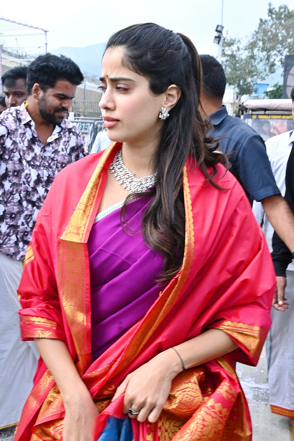 Janhvi Kapoor offers prayers at Tirupati temple with boyfriend Shikhar Pahariya: Photos16