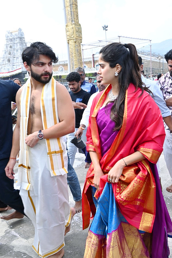 Janhvi Kapoor offers prayers at Tirupati temple with boyfriend Shikhar Pahariya: Photos17