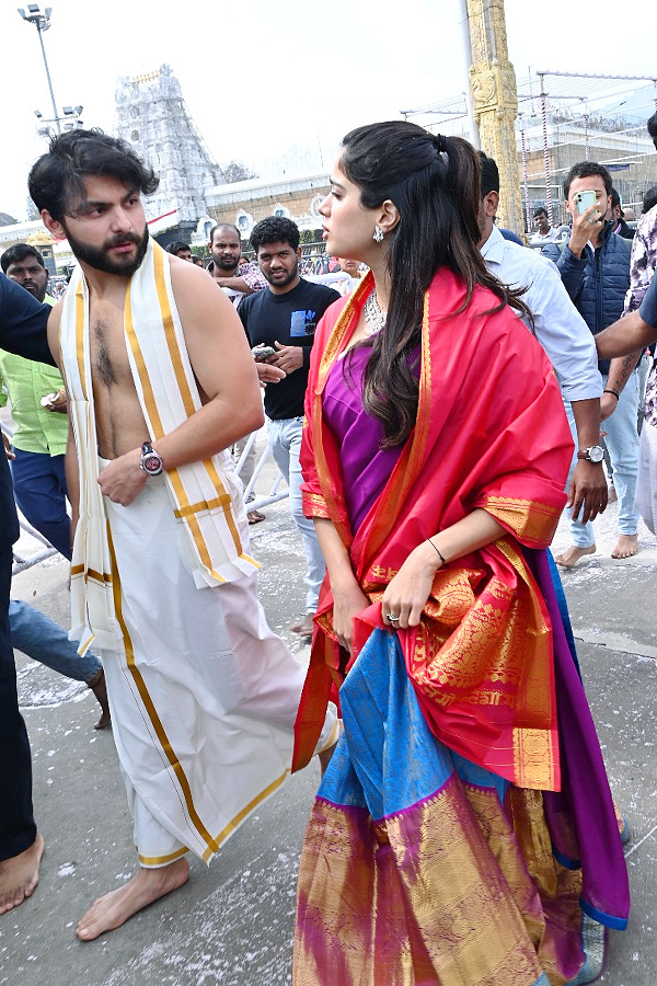 Janhvi Kapoor offers prayers at Tirupati temple with boyfriend Shikhar Pahariya: Photos18