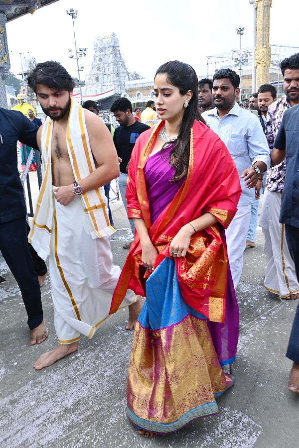 Janhvi Kapoor offers prayers at Tirupati temple with boyfriend Shikhar Pahariya: Photos19