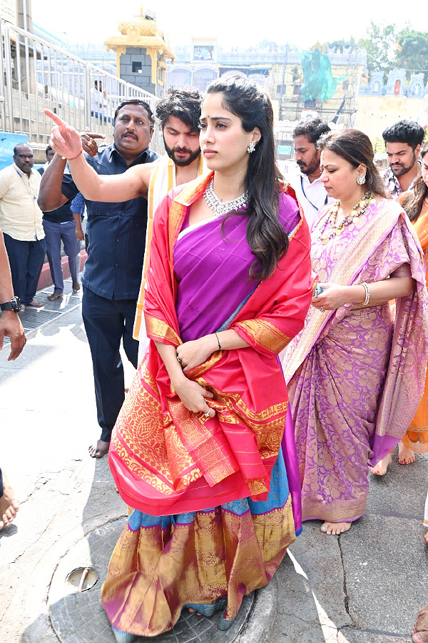 Janhvi Kapoor offers prayers at Tirupati temple with boyfriend Shikhar Pahariya: Photos3