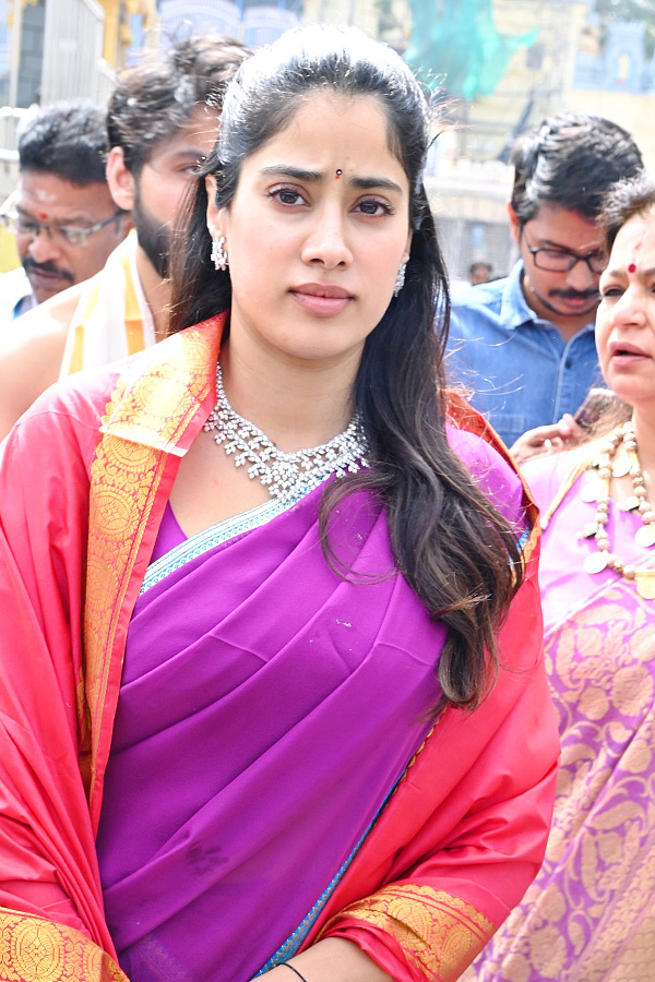 Janhvi Kapoor offers prayers at Tirupati temple with boyfriend Shikhar Pahariya: Photos21