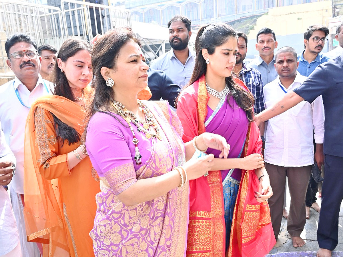 Janhvi Kapoor offers prayers at Tirupati temple with boyfriend Shikhar Pahariya: Photos27