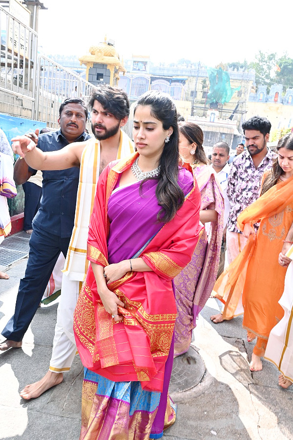 Janhvi Kapoor offers prayers at Tirupati temple with boyfriend Shikhar Pahariya: Photos4