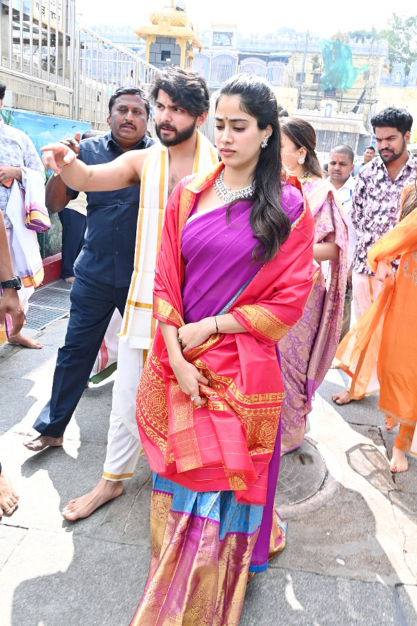 Janhvi Kapoor offers prayers at Tirupati temple with boyfriend Shikhar Pahariya: Photos5