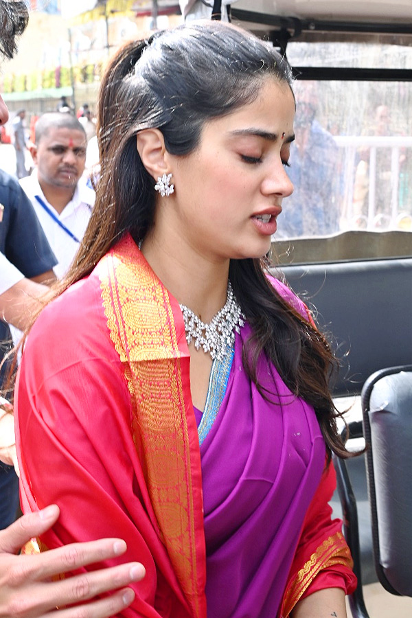 Janhvi Kapoor offers prayers at Tirupati temple with boyfriend Shikhar Pahariya: Photos6