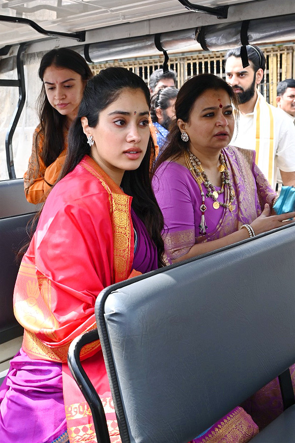 Janhvi Kapoor offers prayers at Tirupati temple with boyfriend Shikhar Pahariya: Photos7