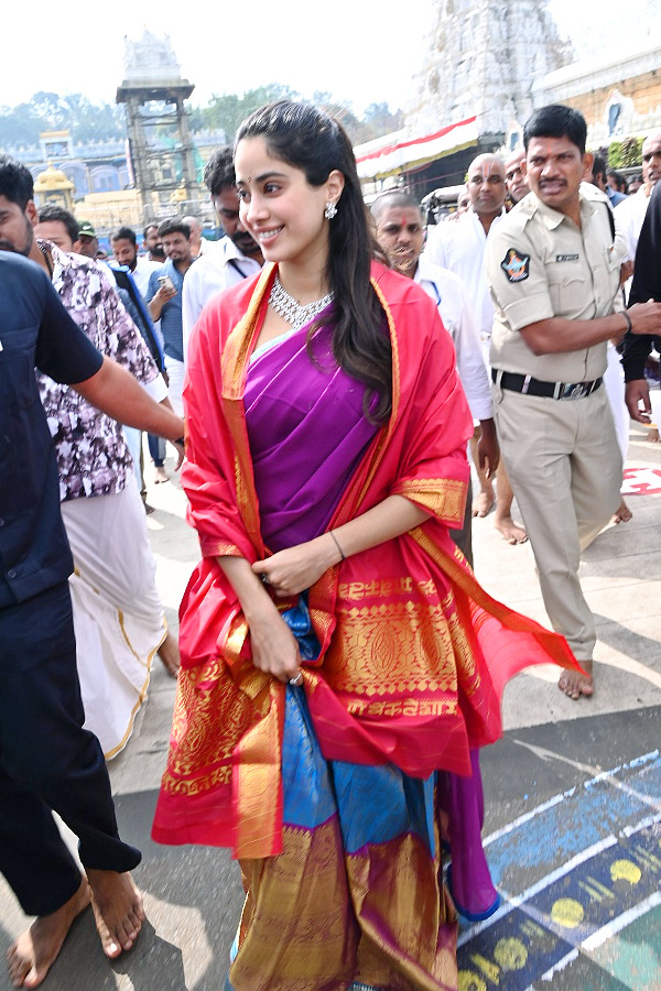 Janhvi Kapoor offers prayers at Tirupati temple with boyfriend Shikhar Pahariya: Photos9