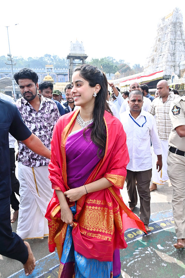 Janhvi Kapoor offers prayers at Tirupati temple with boyfriend Shikhar Pahariya: Photos10