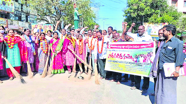 రోడ్లు ఊడ్చి ఎస్‌ఎస్‌ఏల నిరసన1