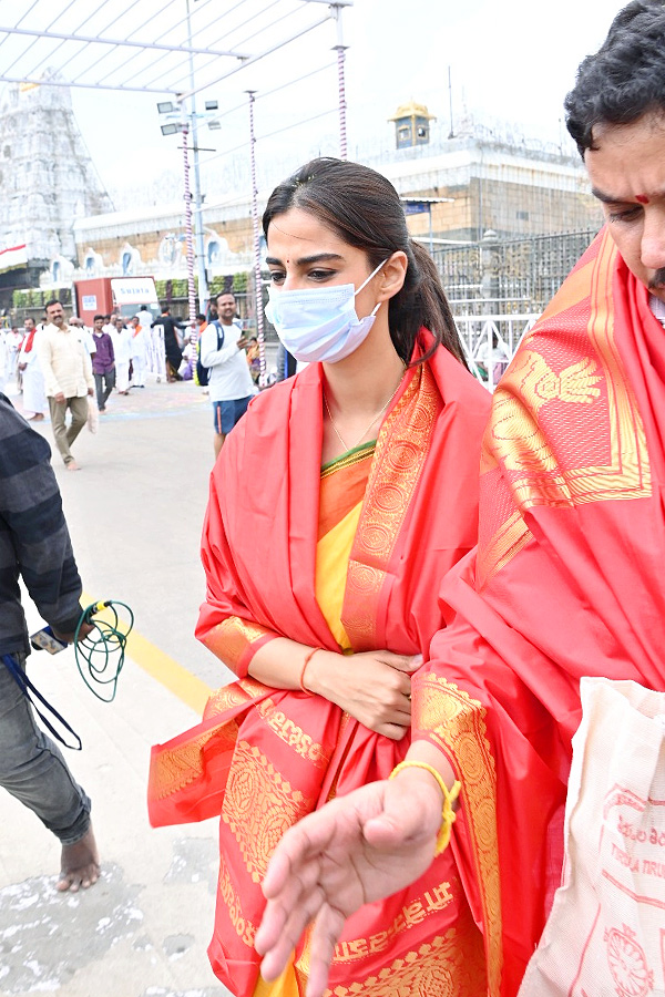 Actress Meenakshi Chaudhary Visits Tirumala8