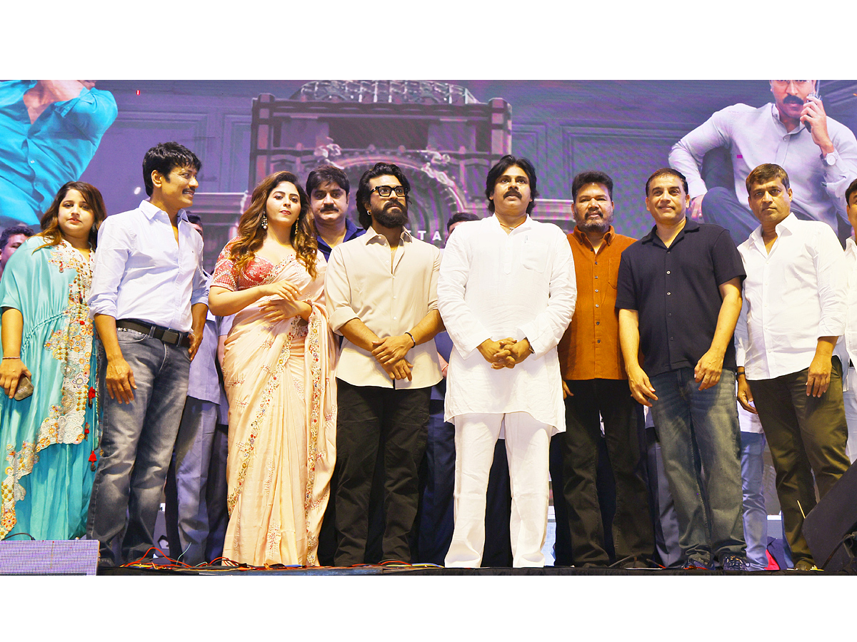 Hero Ramcharan  Game Changer Pre Release Event Photos11